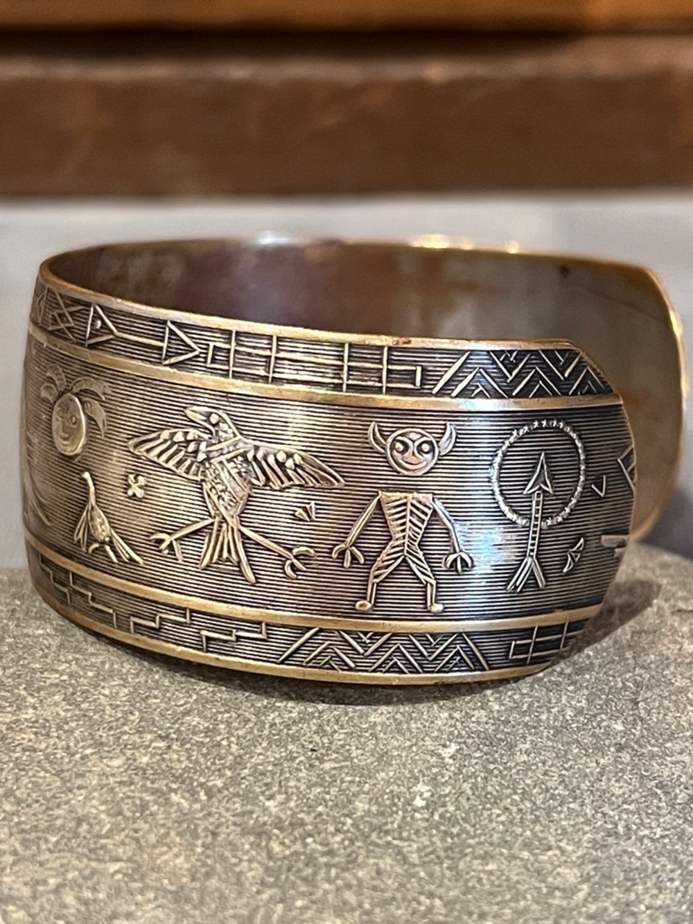 Vintage Native American Storyteller cuff Bracelet - Picture 4 of 9